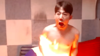 VIDEO: Youtuber si zapálil rozkrok v přímém přenosu. Skončil s popáleninami druhého stupně