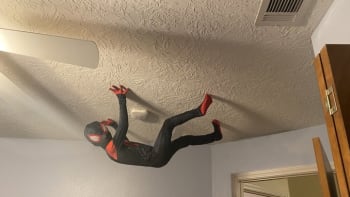 FOTO: Otec roku vyrobil synovi kostým Spider-Mana! Podívejte se, jak zařídil, aby mohl lézt po zdech