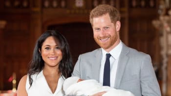 FOTO: Harry a Meghan sdíleli fotku jejich miminka. Jak následovník britského trůnu vypadá?