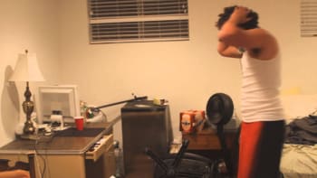 VIDEO: Je tohle normální? Muž dostal záchvat vzteku a rozmlátil svůj počítač...