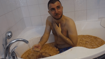 VIDEO: Nejhloupější prank všech dob?! MikeJePan se kvůli TVTwixx vykoupal ve vaně plné chilli. Vážně to někomu přijde vtipné?
