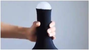 VIDEO: Lampa, která nápadně připomíná penis, se stála virálem. Hádejte, jak se rozsvítí…