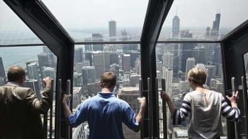 Nebojíte se výšek? Tak to musíte navštívit tuto vyhlídku v Chicagu!