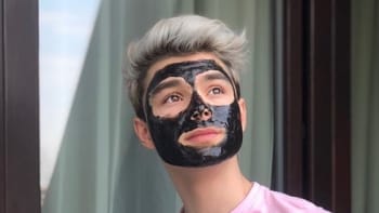 GALERIE: Hejtovaný youtuber Adam Kajumi ukázal fotku s pleťovou maskou. Lidé mu nadávají a myslí si, že je gay