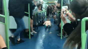 VIDEO: Internet boří záběry naháče, který se v metru klouzal po břiše. Tohle v Praze jen tak nezažijete
