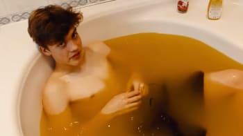 VIDEO: Datlova nejhloupější challenge?! Youtuberův brácha se hodiny koupal v litrech Fanty. Je tohle ještě vtipné?