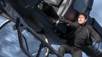 VIDEO: Tom Cruise vyděsil lidi na procházce po horách. Přistával tam s helikoptérou a skákal s padákem