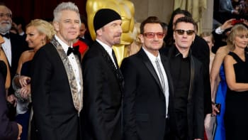 U2 truchlí: Našli svého manažera mrtvého v hotelovém pokoji!