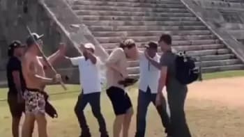 VIDEO: Turista se bránil před naštvaným davem! Kvůli výstupu na posvátný chrám dostal klackem přes hlavu