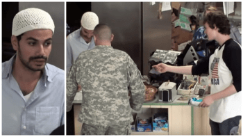 VIDEO: Rasista si odmítl objednat jídlo u muslima. Podívejte se, jak reagoval voják, co byl v restauraci s ním