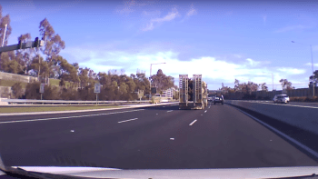 DRSNÉ VIDEO: Píchlá guma kamionu málem zabila řidičku vozu za ním! Po těchhle záběrech už za volant jen tak nesednete