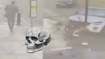 Husté VIDEO: Chlápek se rozhodne nejet autobusem a o vlásek unikne BRUTÁLNÍ smrti!