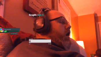VIDEO: Pařmen omylem usnul při živém streamu. Když se probudil, sledovaly ho stovky lidí! Jeho reakce vás pobaví