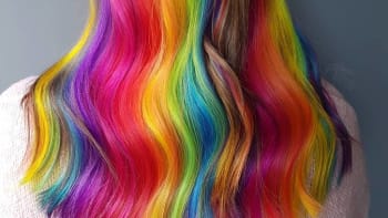 GALERIE: Kadeřník sdílel fotky klientek, kterým vytvořil duhové vlasy! Jaké se vám líbí nejvíc?