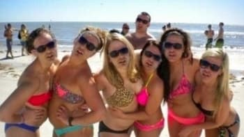 FOTO: Poznáte, co je na tomto obrázku špatně? Fotka šesti holek na pláži boří internet z naprosto šíleného důvodu!