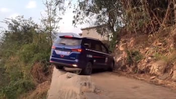 VIDEO: Záběry na auto otáčející se na strmé skalní cestě děsí internet. Vážně tohle řidič přežil?