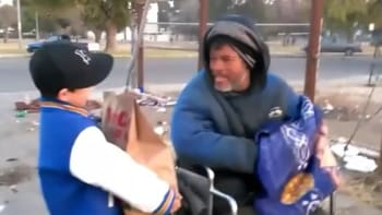 Dojemné VIDEO: Tento chlapec nechtěl k Vánocům dárky pro sebe, ale jídlo pro bezdomovce!