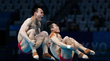 GALERIE: Takhle vypadají olympijští skokani do vody při letu. Vtipnými fotkami se baví celý internet