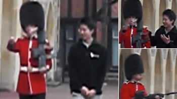 VIDEO: Odpal! Královská stráž namířila zbraň na nevychovaného asijského turistu