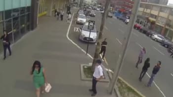Nepoznali vlastní matku. Obtěžovali ji na ulici a dostali pěknou sodu (VIDEO)