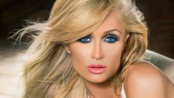 Nestydatý klip Paris Hilton: Osahává se v dětském brouzdališti (VIDEO)