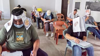 FOTO: Učitelka ve třídě zavedla antipodváděcí pokrývky hlavy při testech. Stal se z nich hit!