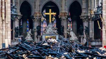 FOTO: Žena tvrdila, že bůh zachránil kříž ve spálené katedrále Notre-Dame! Lidé ji okamžitě utřeli touto logickou věcí
