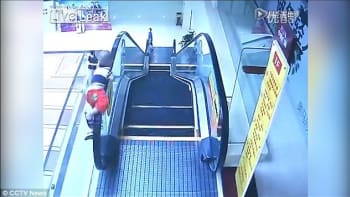 ŠOKUJÍCÍ VIDEO: Dvouletý chlapec spadl z madla eskalátoru a zřítil se o dvě patra níž!