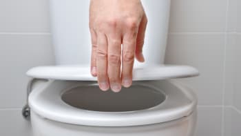 5 důvodů, proč byste si neměli obkládat záchodové prkénko na veřejnosti toaleťákem! Proč to hned přestat dělat?