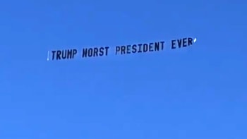 VIDEO: Bývalého prezidenta Trumpa vytrollili hejtři. Jaký vzkaz mu poslali letadlem nad jeho nový domov?