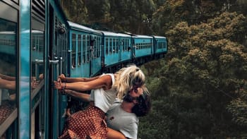 Zamilovaný pár sdílel šílenou fotku, kde se líbá a visí z vlaku! Lidé jim za to nadávají