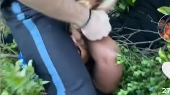 VIDEO: Policista zaútočil na ženu, která seděla na svojí verandě! Tyhle záběry vás rozzuří