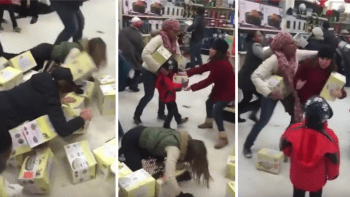VIDEO: Tohle je horší než důchodci v nákupáku. Američanka se při slevách porvala s DÍTĚTEM o zboží!