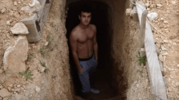 VIDEO: Teenager, který se často hádal s rodiči, vykopal na zahradě prostornou jeskyni! Závidíte mu ji?