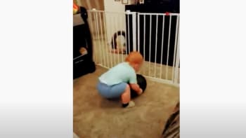 VIDEO: Budoucí Superman? Video ukazuje roční dítě, které uzvedne 7kilový míč!