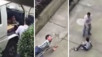 Děsivé video! Otec táhne svého syna (10) po ulici na vodítku!