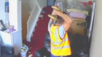 Dělník si užíval v domě, který měl opravovat… Práskly to na něj kamery!