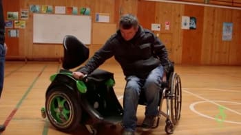 VIDEO: Chtěl, aby lidé na vozíčku měli více svobody. Jeho vynález změní úplně všechno!