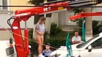 Hustý VIDEO: Blondýnka předvádí striptýz, aby jí neodtáhli auto