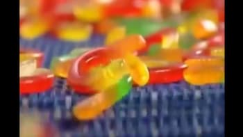 VIDEO: Tohle všechno prožijí gumoví medvídci, než je sníte! Takhle to funguje v továrnách na sladkosti...