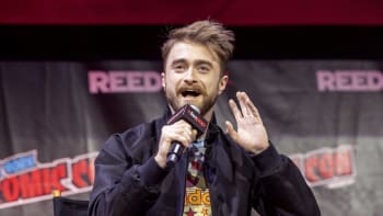 VIDEO: Hvězda Harryho Pottera moderovala diskusi trans mládeže. Pukne Rowlingová vzteky?