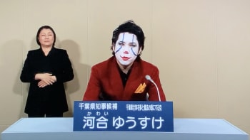 VIDEO: V japonském městě kandiduje na starostu Joker! Jaký má šílený volební program?