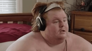 VIDEO: Brutálně obézní týpek hraje celé dny videohry a tvrdí, že se užere k smrti. Jeho obří špeky děsí internet