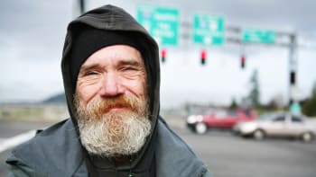 Bezdomovec dostal dva miliony korun v rámci sociálního experimentu. Co s nimi udělal?