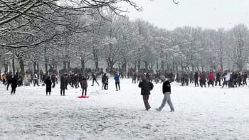VIDEO: V parku se rozpoutala obří sněhová bitva! Stovky lidí tím porušilo pandemická opatření…