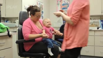 VIDEO: Batole poprvé uslyší hlas své matky díky naslouchadlu. Z jeho reakce se vám podlomí kolena!