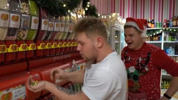 VIDEO: Youtuber FIZI přenocoval v obchodě se sladkostmi a ochutnával je! Lidé mu za to nadávají