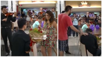 VIDEO: Trapas roku! Muž požádal přítelkyni na veřejnosti o ruku. Podívejte, jak ho přede všemi drsně odmítla