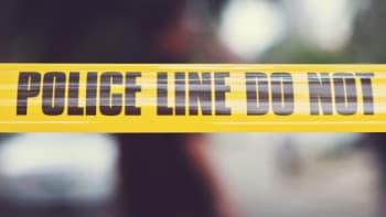 Neštěstí: Tříleté dítě našlo zbraň, ta vystřelila na OBA rodiče