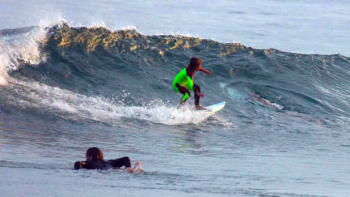 FOTO: Otec vytofil svého surfujícího syna. Když se na obrázek podíval, vyděsil se k smrti! Poznáte, co je na něm špatně?